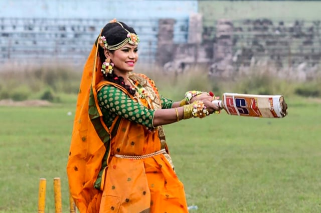 Sanjida Islam foto mengenakan baju tradisional sambil main kriket. Foto: AFP/ Courtesy of Sanjida Islam