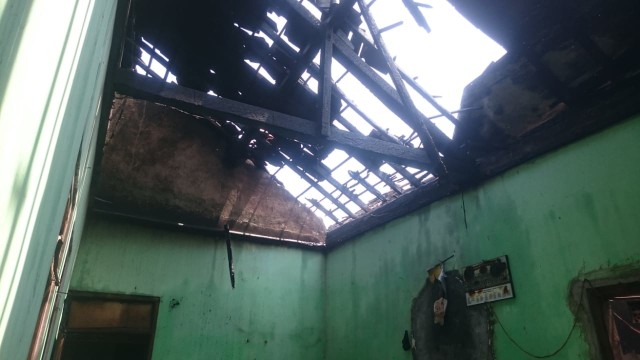 Sebuah rumah di Desa Grobog Kulon, Kecamatan Pangkah, Kabupaten Tegal ludes terbakar, Selasa (27/10). 