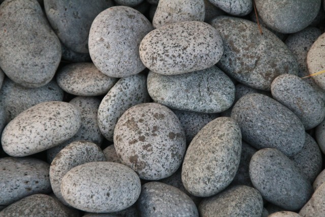 Ilustrasi batu untuk membersihkan daki yang diributkan pembeli dengan penjual di online shop. Foto: Pixabay