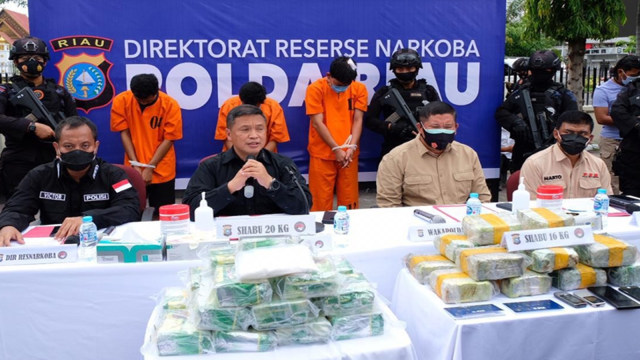 KAPOLDA Riau, Irjen Pol Agung Setya Imam Effendi saat menjelaskan penangkapan Kompol Iman Zaidi Zaid. 