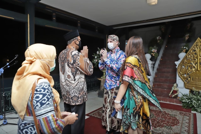 GM Royal Ambarrukmo Yogyakarta, Herman Courbois, saat menyambut tamu di Royal Ambarrukmo Yogyakarta. Foto: dok. RAY.