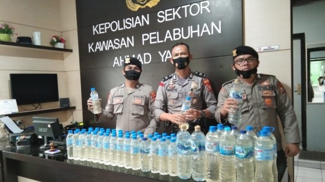 Polsek KP3 Pelabuhan Ahmad Yani Ternate saat mengamankan puluhan botol miras yang diselundupkan dari Manado. Foto: Sahdan.