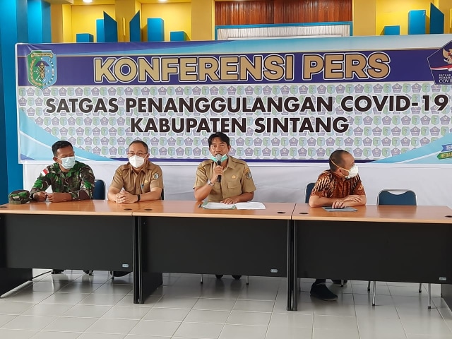 Press release Satgas Pananganan COVID-19 Kabupaten Sintang terkait pesien pertama yang meninggal dunia. Foto: Yusrizal/Hi!Pontianak