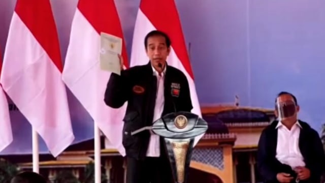 Presiden Joko Widodo bagikan sertifikat tanah di Humbang Hasundutan, Sumatera Utara. Foto: Youtube/Sekretariat Presiden