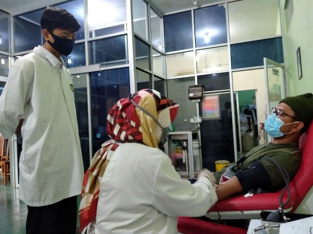 Bantu PMI Atasi Krisis Labu Darah, Jurnalis di Cirebon Ramai-ramai Donor Darah (35983)