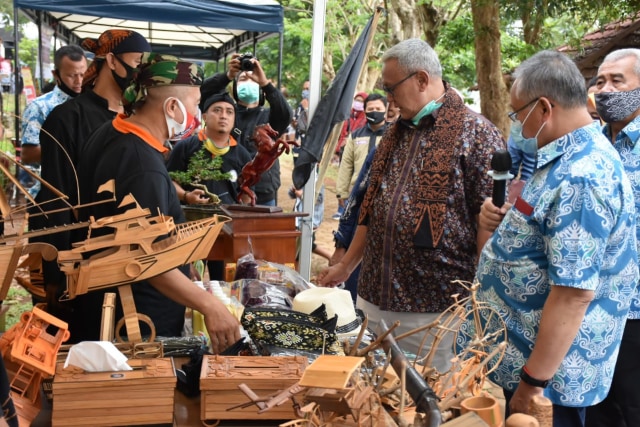 Bupati Kuningan, Acep Purnama saat melihat-lihat produk UMKM yang dipamerkan dalam kegiatan pameran di kawasan Waduk Darma. (Andri Yanto)
