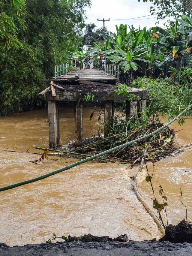 Jembatan Ciputrahaji putus pascabanjir di Desa Sindangrasa, Kabupaten Ciamis, Jawa Barat. Foto: Adeng Bustomi/Antara Foto