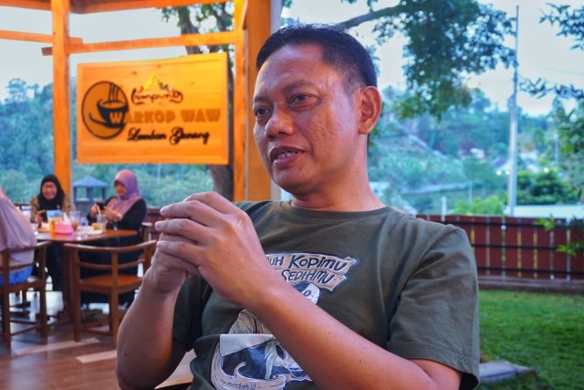 Warkop Waw Lamban Gunung: Minum Kopi dengan Suasana Pegunungan yang Asri (38123)