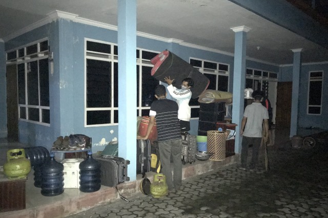 Mahasiswa asal Kabupaten Aceh Besar terpaksa harus angkat kaki dari bangunan asrama yang ditempati di Yogyakarta, Senin (26/10) malam. Foto: Kiriman KABY