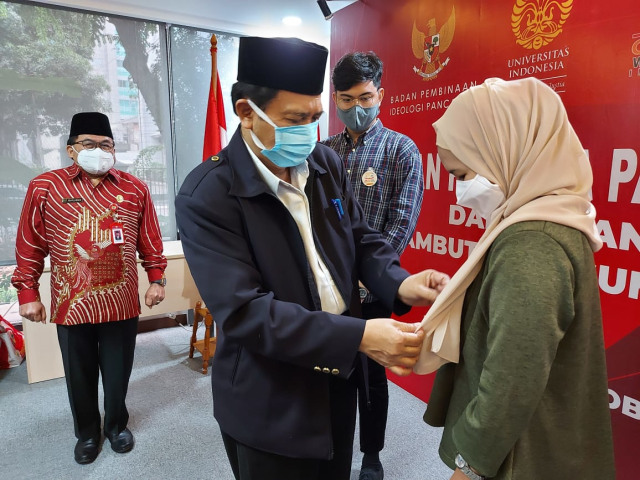 Kepala BPIP Prof. Yudian Wahyudi menyematkan Pin Pelajar Penggiat Pancasila di Gedung BPIP Jakarta (27/10)