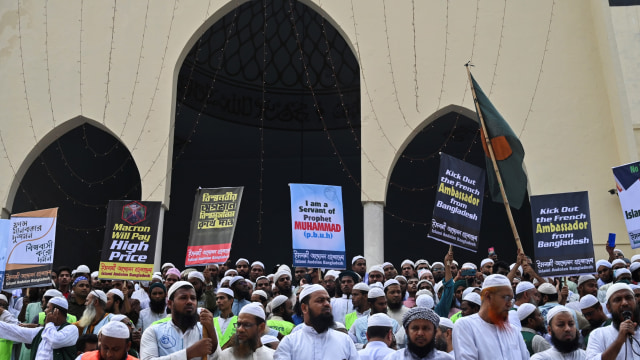 40 Ribu Orang di Bangladesh Demo Prancis, Macron Dituduh Penyembah Setan (297264)