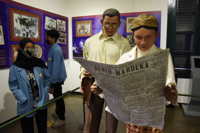 Mahasiswa mengunjungi Museum Sumpah Pemuda, di Jalan Kramat Raya No. 106, Jakarta. Foto: Indrianto Eko Suwarso/Antara Foto