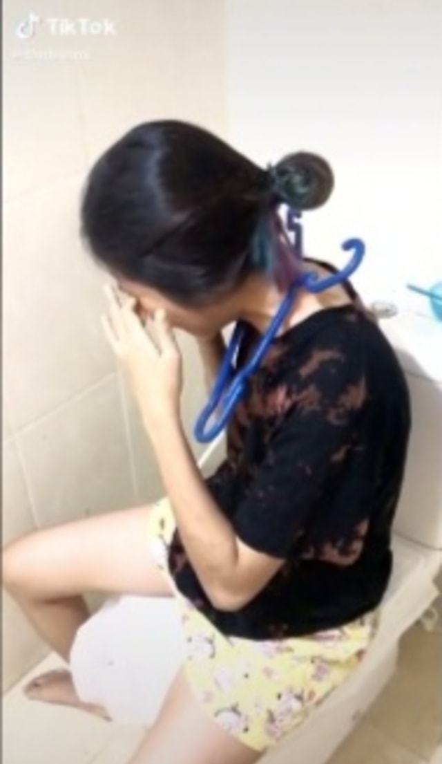 Viral wanita bernama Ismi Hidayah menangis usai ikut challenge masukin hanger ke leher. (Foto: TikTok/@tanteismi)