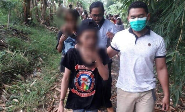 2 remaja yang diduga mencuri pisang di lahan milik warga Desa Sengon Kecamatan Tanjung, Kabupaten Brebes, Senin (26/10) kemarin, akhirnya dibebaskan.