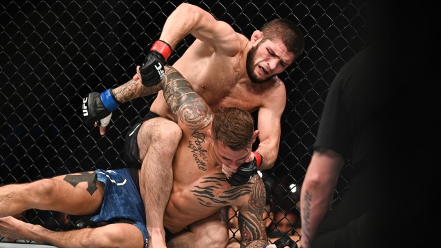 Pertandingan antara Khabib Nurmagomedov (atas) melawan Dustin Poirier saat UFC 242 di The Arena pada (7/ 9/2019). Foto: Haljestam-USA TODAY Sports/Reuters