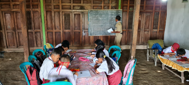 Minimnya akses internet di Desa Senden, Boyolali membuat Parmin, guru dari SD, turun langsung mendatangi rumah anak didiknya di kaki Gunung Merapi dan Merbabu