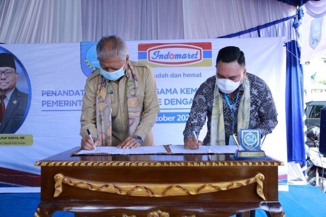 Wali Kota Ternate Burhan Abdurrahman (kiri) dan Deputy Branch Manager PT. Indomarco Prismatama cabang Manado Renaldo Tuwongkesong saat menandatangani MoU kerjasama pengembangan UMKM. Foto: Istimewa