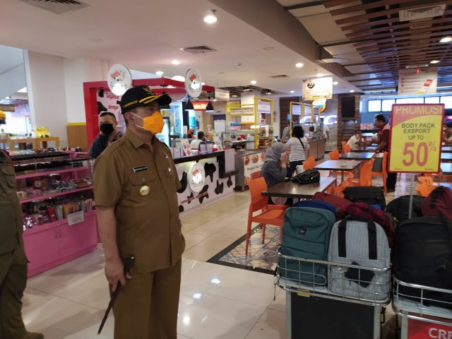 Wali Kota Cirebon, Nashrudin Azis saat meninjau situasi di salah satu pusat perbelanjaan. (Ciremaitoday)