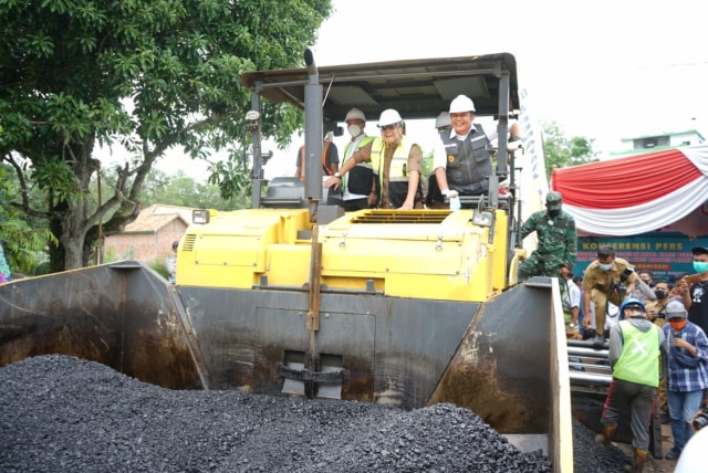 Pembangunan jalan menggunakan aspal karet di Sumatera Selatan. (Foto. Istimewa)