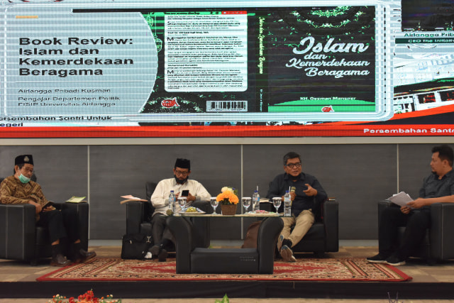 Airlangga Pribadi, Ph.D (dua dari kanan), CEO The Initiative Institusmte sekaligus Pengajar Departemen Politik, FISIP, Universitas Airlangga, Surabaya. foto: dokumen.