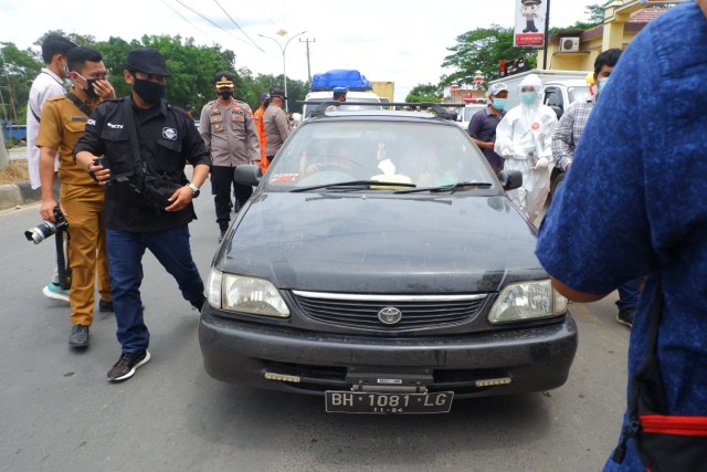 Foto: Rapid Test di Dua Perbatasan Bandar Lampung Jelang Libur Panjang (22683)
