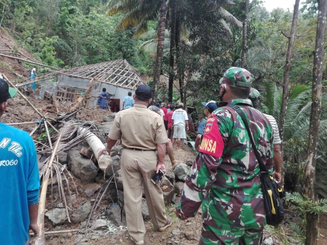 Tanah longsor yang menimpa 3 rumah di Kulon Progo. Foto: Istimewa.