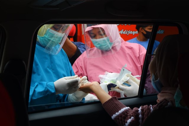Pengambilan sampel darah untuk rapid test seorang pengemudi oleh tenaga medis di posko rapid test Bandar Lampung, Selasa (27/10) | Foto : Sidik Aryono/Lampung Geh