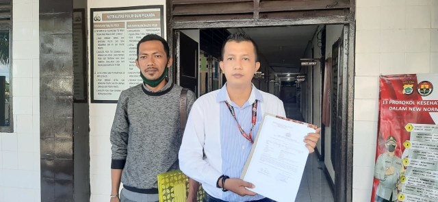 Kuasa Hukum Bawaslu Kabupaten Fakfak, Hendra J.C. Talla, usai membuat laporan