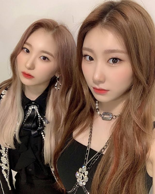 Chaeyeon Izone (kanan) & Chaeryeong ITZY (kiri) Foto: @official_izone/Instagram