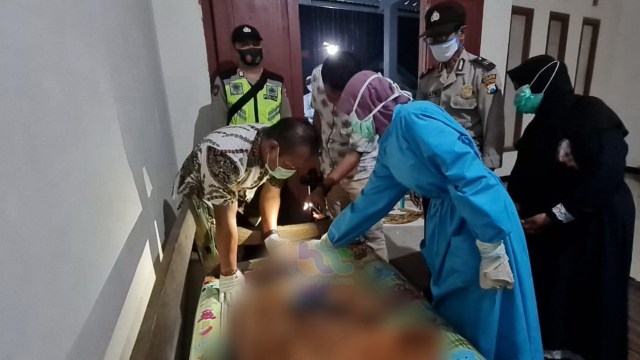 Petugas saat lakukan identifikasi mayat Malik (63) warga Desa Sumberharjo Kecamatan Sumberrejo Kabupaten Bojonegoro, yang meninggal dunia akibat tersengat listrik Selasa (27/10/2020)