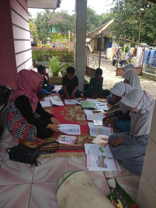 Seorang guru PNS kelas 5 SDN Tenjosari Desa Cikukulu Kecamatan Karangnunggal Kabupaten Tasikmalaya Provinsi Jawa Barat tengah mengajar kala pandemi covid-19, Senin (26/10).