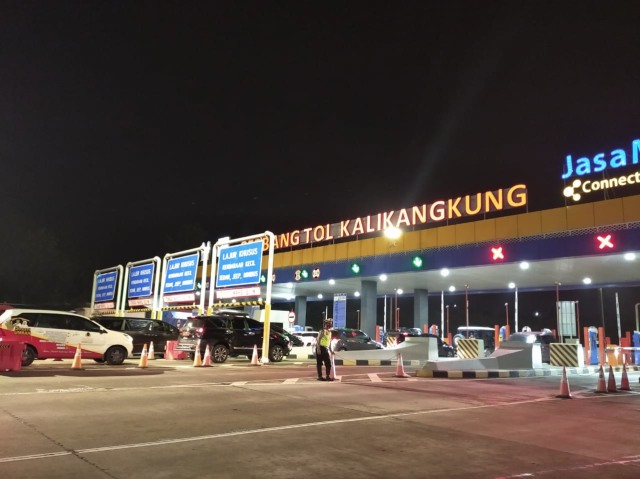 Arus lalu lintas di Gerbang Tol Kalikangkung ramai lancar. Foto: kumparan