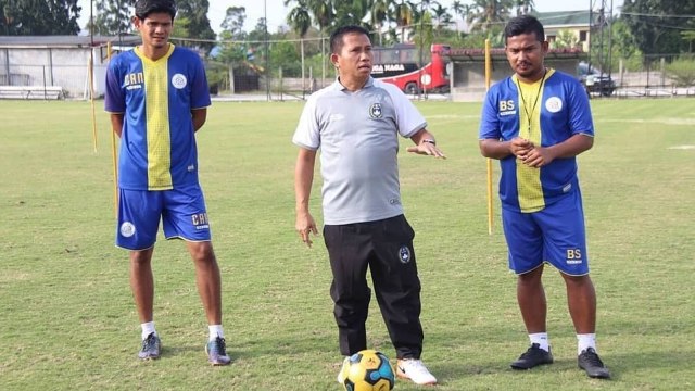DIREKTUR Teknik AA Tiga Naga, Philep Hansen Maramis, saat memimpin latihan skuad Tiga Naga U-15 baru-baru ini di Stadion Tumpal Sinaga. (Foto: Instagram tiganagamuda)