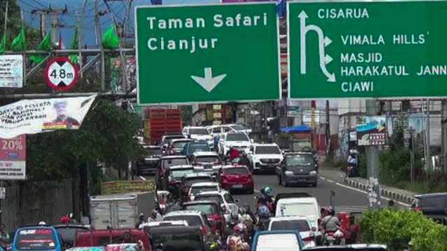 Suasana arus lalu lintas di kawasan Puncak, Bogor, Rabu (28/10/2020). Foto: kumparan