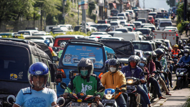 Sejumlah kendaraan memadati ruas jalan jalur Puncak, Gadog, Kabupaten Bogor, Jawa Barat,  Rabu (28/10).  Foto: Yulius Satria Wijaya/ANTARA FOTO