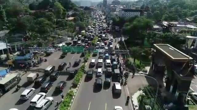 Sejumlah kendaraan memadati ruas jalan jalur Puncak, Gadog, Kabupaten Bogor, Jawa Barat,  Rabu (28/10). Foto: Dok. Istimewa