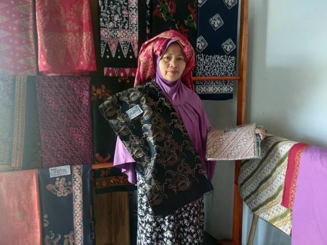 Listiati pemilik Rumah Batik Putri bersama kain batik koleksinya. Foto: Yovy Hasendra