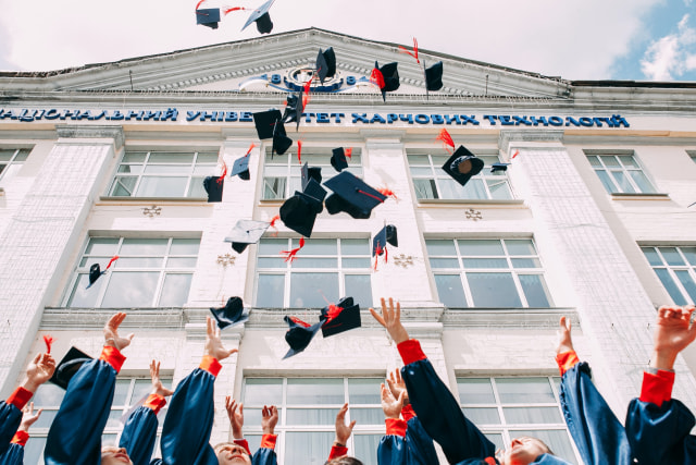 Ilustrasi pelemparan toga saat wisuda kuliah. Foto: Unsplash