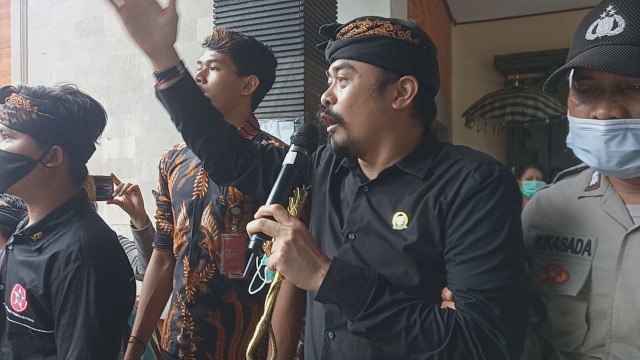 Anggota DPD dari Bali, Arya Wedakarna (AWK) saat menerima pengunjuk rasa - WIB