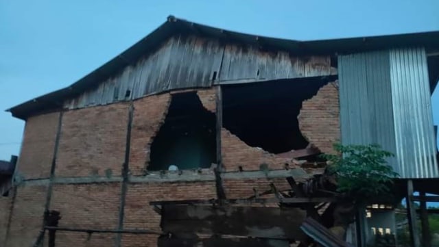 Salah satu rumah warga rusak akibat guncangan gempa 5,4 magnitudo di Mamuju Tengah, Sulawesi Barat. Foto: Dok. Istimewa