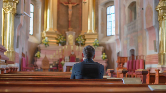 Ilustrasi berdoa di gereja. Foto: Shutterstock