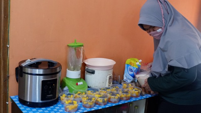 Proses produksi makanan yang dilakukan oleh Ovi