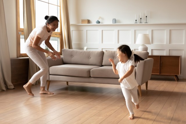 Ilustrasi anak dan ibu bermain di dalam rumah. Foto: Shutterstock