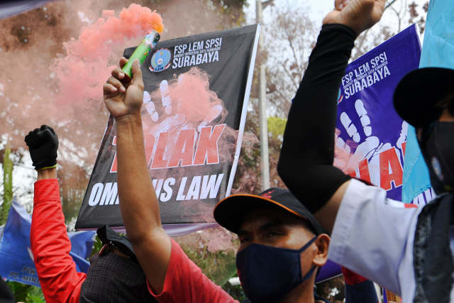 Massa aksi menyalakan flare asap saat melakukan aksi unjuk rasa menolak Undang-Undang Cipta Kerja di kawasan Patung Kuda, Jakarta, Rabu (28/10). Foto: Hafidz Mubarak A/ANTARA FOTO