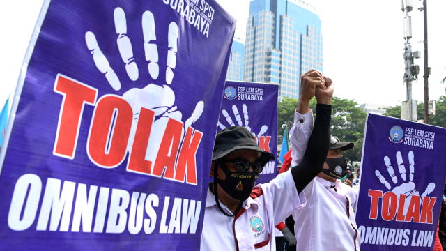 Massa aksi membawa poster saat melakukan aksi unjuk rasa menolak Undang-Undang Cipta Kerja di kawasan Patung Kuda, Jakarta, Rabu (28/10). Foto: Hafidz Mubarak A/ANTARA FOTO