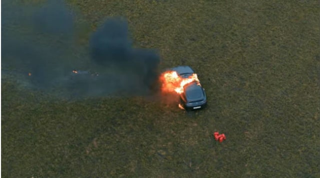 Mobil dibakar sang pemilik. (Foto: Mikhail Litvin/YouTube)