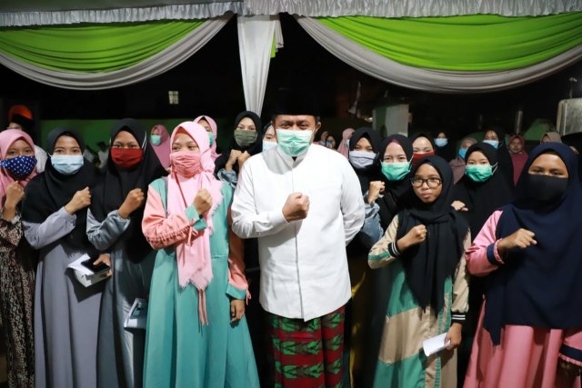 Gubernur Sumsel Herman Deru saat menghadiri istighosah kebangsaan peringatan Hari Santri Nasional, di Palembang. (Foto. Istimewa)