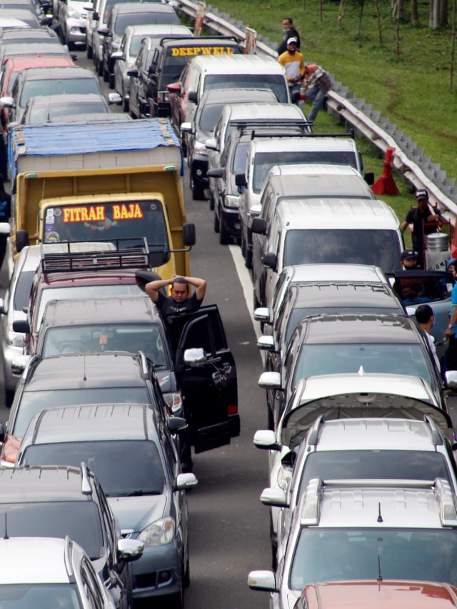 Sejumlah wisatawan keluar dari kendaraannya menunggu kemacetan reda akibat buka tutup jalan Puncak, Gadog, Kabupaten Bogor, Jawa Barat, Rabu (28/10).  Foto: Yulius Satria Wijaya/ANTARA FOTO