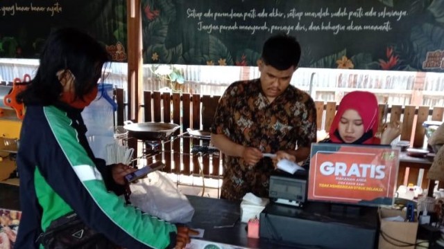 Suasana pelayanan Raja Penyet Mas Fais kepada Grab di Palu, Sulawesi Tengah. Foto: Dok. PaluPoso