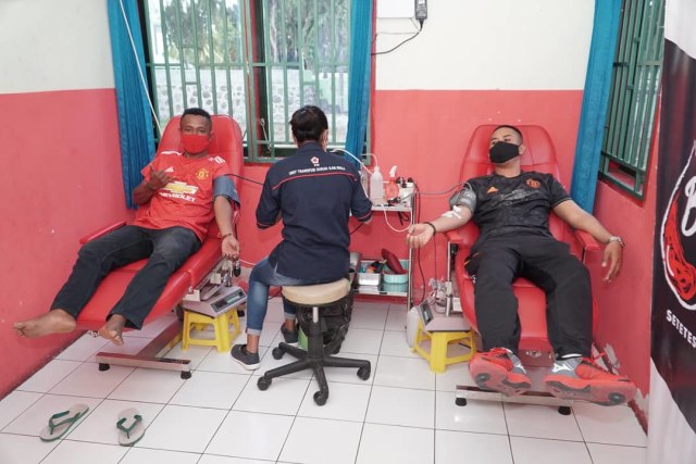 Anggota United Indonesia Chapter Rintisan Maumere saat melakukan donor darah. Foto : Istimewa
